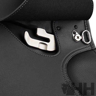 Detalhe de sela preta para equitação com parte metálica e textura granulada