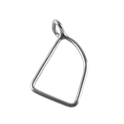 Puxador de metal prateado em formato triangular arredondado