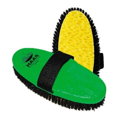 Escova de limpeza verde com alça preta, cerdas pretas e esponja amarela texturada