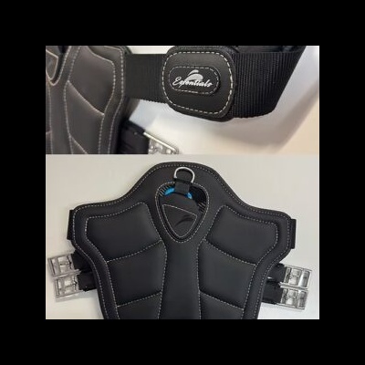 Equipamento equestre preto com costuras brancas e etiqueta Equithals