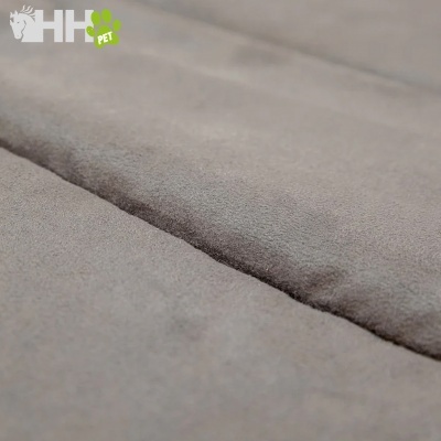 Tecido cinza claro aveludado com costura central e logo HH PET