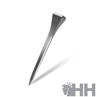 Prego metálico prateado com gravação M e sombra sobre fundo branco