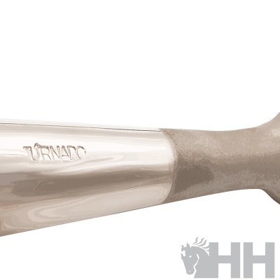 Objeto metálico prateado com inscrição TORNADO e cabo marrom texturizado