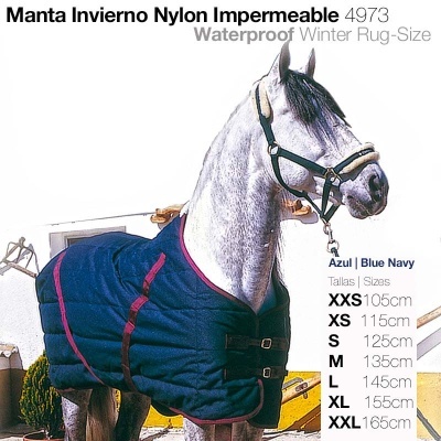 Cavalo com manta impermeável azul marinho de nylon e tabela de tamanhos