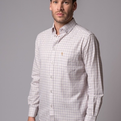 Homem com camisa de manga comprida quadriculada branca e castanha, calças castanhas, fundo cinzento