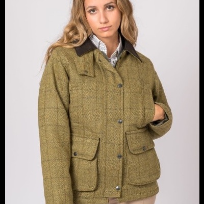 Casaco curto feminino xadrez verde com gola escura e bolsos frontais