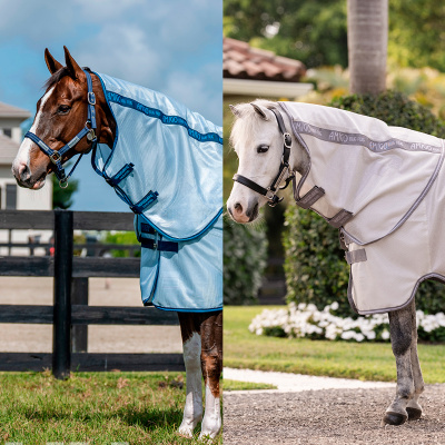Dois cavalos com mantas azuis claras e brancas para proteção contra insetos com texto AMIGO BUG RUG