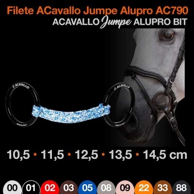 Filete ACavallo Jumpe Alupro AC790 com argolas pretas e parte central azul e branca ao lado de cavalo cinzento com cabresto preto