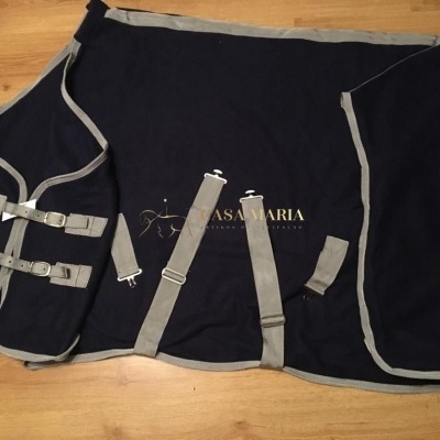 Manta para cavalo azul escuro com bordas cinzentas e tiras ajustáveis