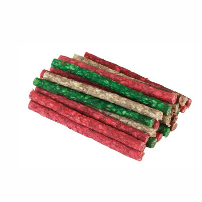 Paus de petisco para cães coloridos em vermelho, verde e bege, empilhados