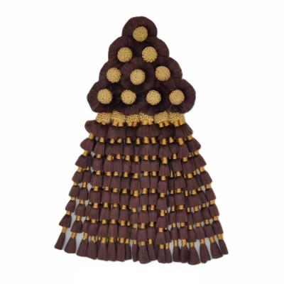 Acessório decorativo castanho com franjas e pompons amarelos