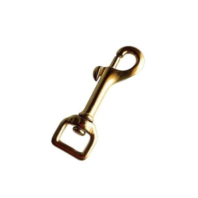 Mosquetão metálico dourado sobre fundo branco