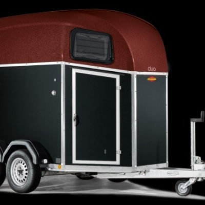 Reboque para cavalos preto com topo vermelho e estrutura metálica prateada