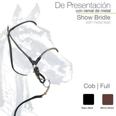 Freio de apresentação preto e castanho para cavalo com alças de couro e ramal de metal.