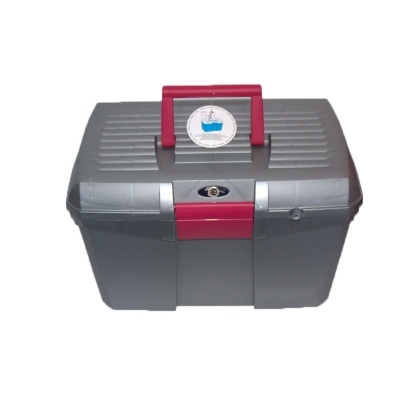 Caixa de arrumação cinzenta com pega e fecho vermelhos e autocolante com imagem de barco