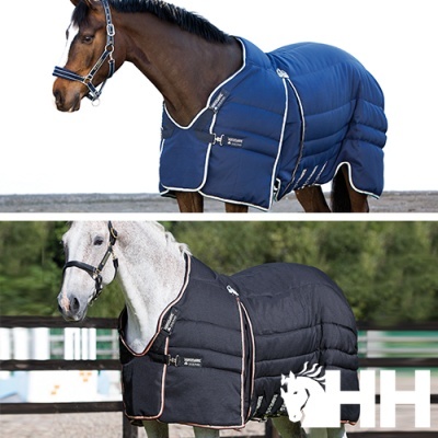 Dois cavalos com mantas acolchoadas, uma azul e uma preta, mostrando detalhes e fechos.