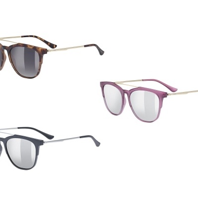 Três óculos de sol com armações em padrão tartaruga, roxo translúcido e preto com lentes espelhadas cinza