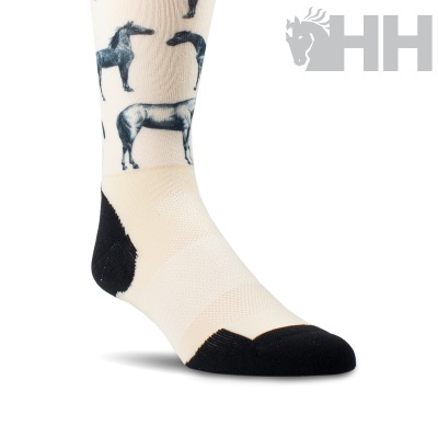 Meia branca com padrão de cavalos pretos e detalhes pretos no calcanhar e ponta