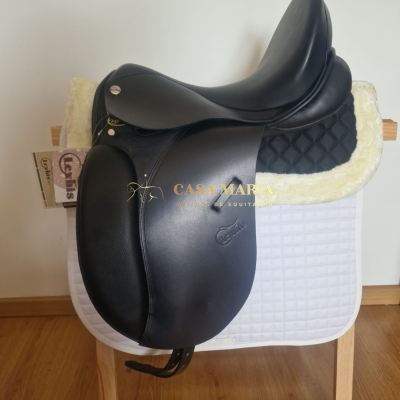 Selim de equitação preto com manta acolchoada e suporte de madeira
