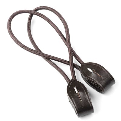 Elástico marrom com terminais em couro preto e costura