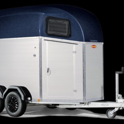 Reboque transporte animal prateado com cobertura azul escuro e rodas pretas