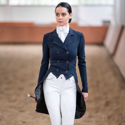 mulher com veste de equitação azul e branca, em pista de treino