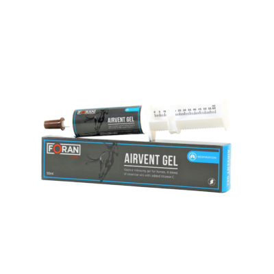 Produto gel Foran Equine Airvent Gel com seringa branca e aplicador, embalagem preta e azul