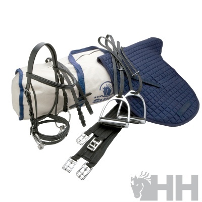 Conjunto de equitação com cabeçada preta, estribos, cinto e manta azul