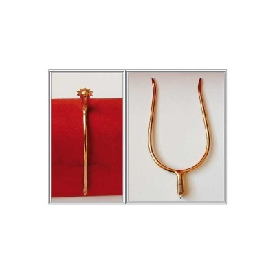 Instrumentos musicais metálicos em bronze, um em forma de U e outro com peça estrela