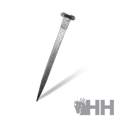 Prego metálico com textura pontilhada sobre fundo branco