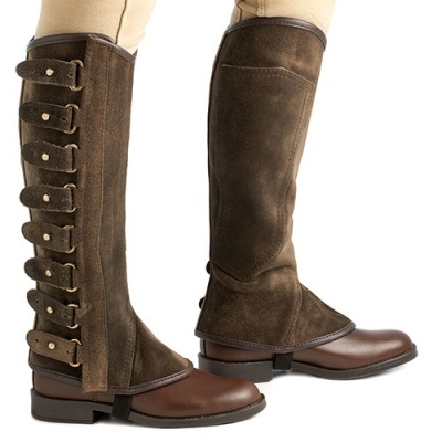 Par de polainas castanhas em camurça e couro com fivelas ajustáveis