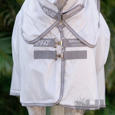 Cobertura para cavalo branca com tiras cinza e fechos metálicos, com marcas AMIGO e HORSEWARE IRELAND visíveis