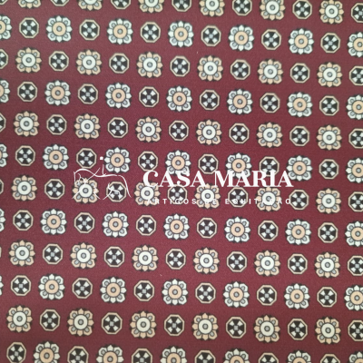 Tecido vermelho com padrão floral pequeno repetido em branco, bege e castanho