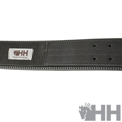 Cinta elástica preta com etiqueta HH HispanoHípica sobre fundo branco