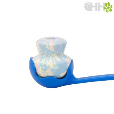 Utensílio plástico azul com peça central marmorizada em tons pastel