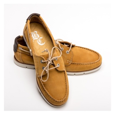 sapatos tipo boat camurça castanha clara com atacadores bege