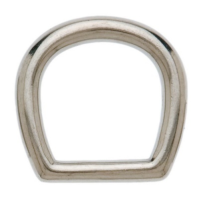 Anel metálico prateado com formato arredondado e reto