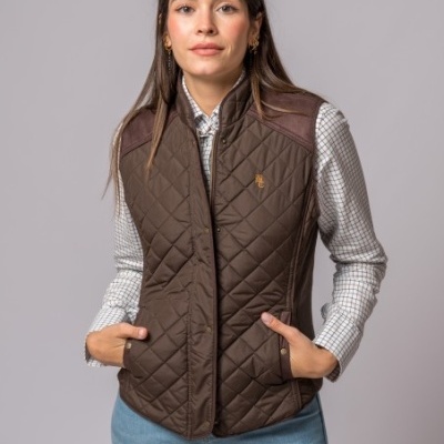 Colete acolchoado castanho com detalhes em tecido e camisa xadrez de manga comprida