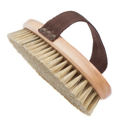 Escova de limpeza com cabo de madeira, cerdas naturais e alça castanha.