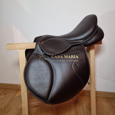 Sela de equitação castanha em suporte de madeira com marca CASA MARIA