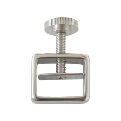 Aparelho metálico prateado com parafuso ajustável e estrutura retangular