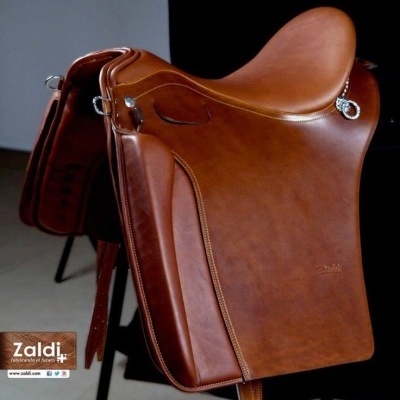 Sela de equitação castanha em couro Zaldi com detalhes metálicos