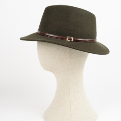 Chapéu verde-oliva em feltro com fita castanha e fivela dourada num suporte de cabeça.