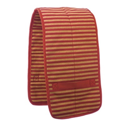 Peça têxtil com riscas vermelhas e bege e bolso