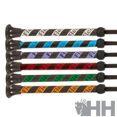 Cinco chicotes de montar com punhos pretos e fitas coloridas com texto FLECK