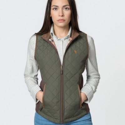 Colete acolchoado verde-oliva com bolsos castanhos, camisa branca quadriculada e jeans azuis