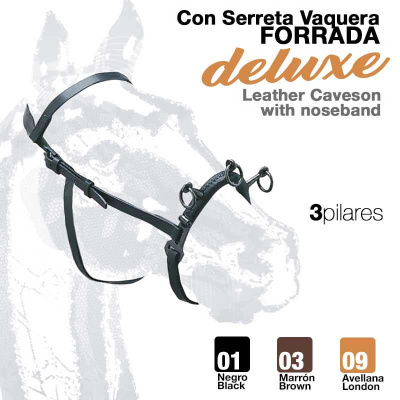 Cabresto de pele preta para cão com três pilares metálicos e cabeçada, com fundo e texto em espanhol.