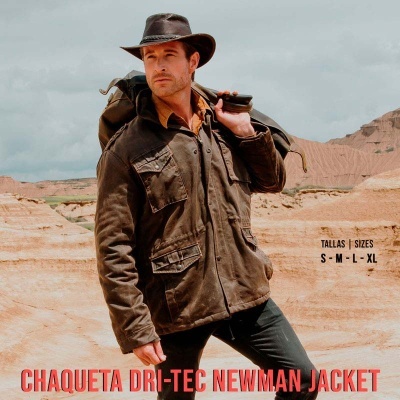 Homem com jaqueta castanha escura e chapéu em ambiente desértico