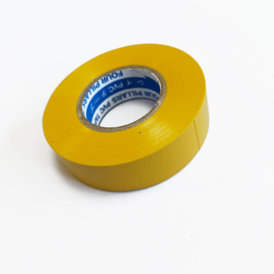 Fita adesiva amarela com texto FOUR PILLARS PVC TAPE no interior