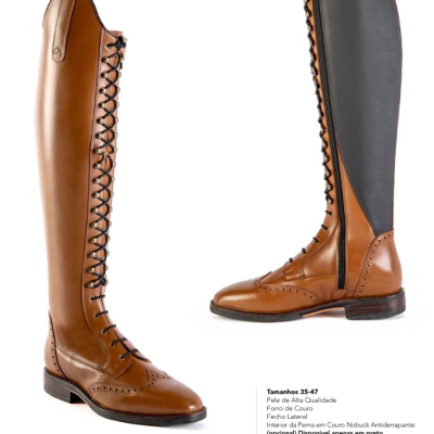 Botas altas em pele castanha e preta com atacadores e fecho lateral